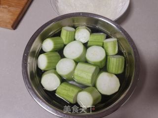 蒜蓉粉丝蒸丝瓜的做法步骤：2