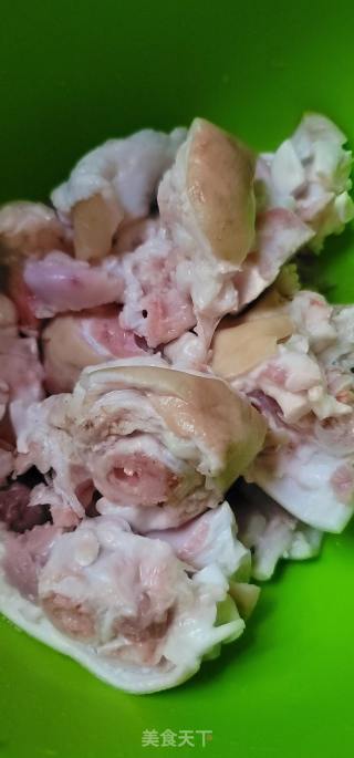 花生焖猪蹄的做法步骤：1