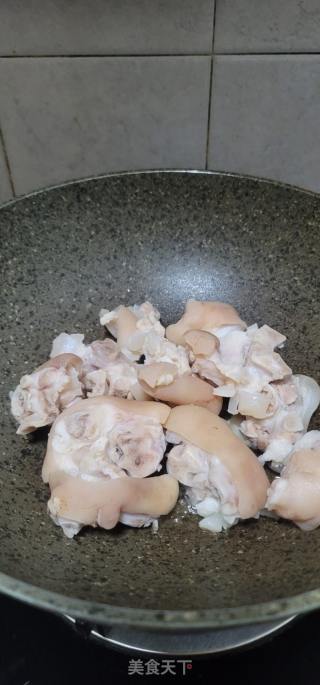 花生焖猪蹄的做法步骤：5