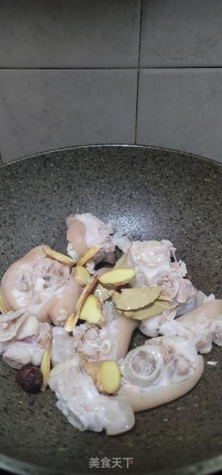 花生焖猪蹄的做法步骤：6
