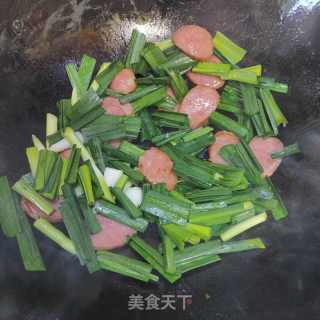 蒜苗鹅肉肠焖饭的做法步骤：4