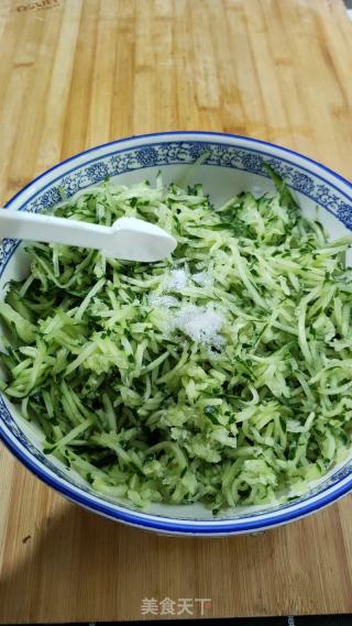 黄瓜水饺的做法步骤：1