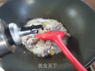 活皮虾炒牛蛙的做法步骤：4