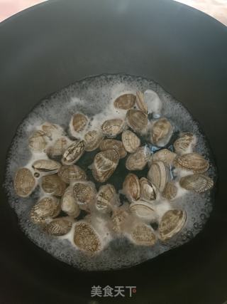 蒜蓉炒花甲的做法步骤：2