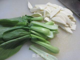 鸡蛋茭白小青菜炒魔芋结的做法步骤：3