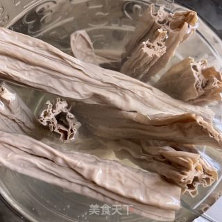 黑腐竹拌时蔬的做法步骤：1