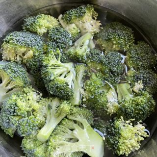黑腐竹拌时蔬的做法步骤：2