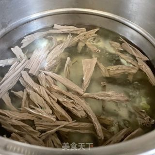黑腐竹拌时蔬的做法步骤：6