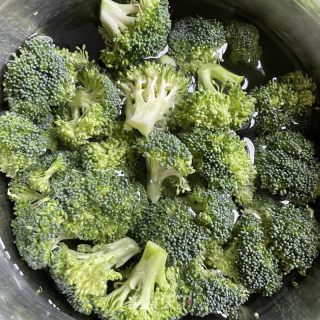 西兰花鸡蛋沙拉的做法步骤：1