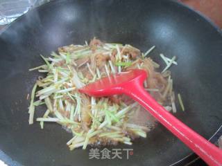 肉丝韭黄炒魔芋结的做法步骤：7