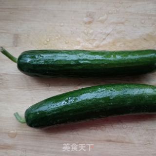 肉丁炒荷兰黄瓜的做法步骤：1