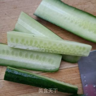 肉丁炒荷兰黄瓜的做法步骤：2
