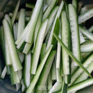 肉丁炒荷兰黄瓜的做法步骤：3