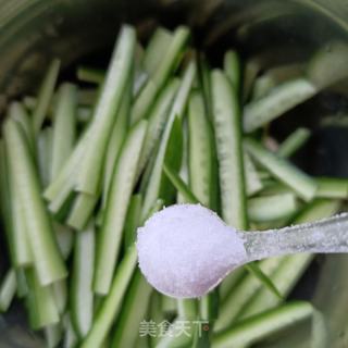 肉丁炒荷兰黄瓜的做法步骤：4