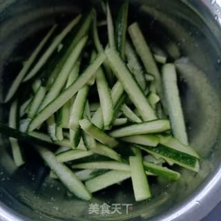 肉丁炒荷兰黄瓜的做法步骤：5