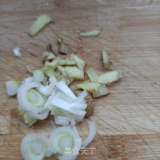 肉丁炒荷兰黄瓜的做法步骤：6
