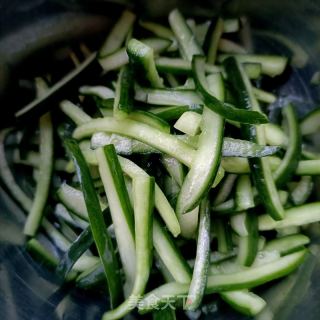 肉丁炒荷兰黄瓜的做法步骤：8