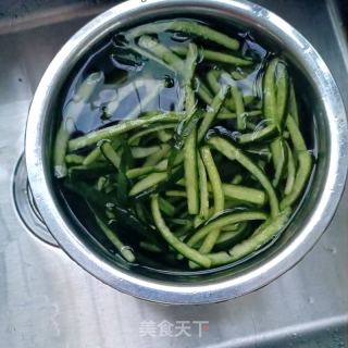 肉丁炒荷兰黄瓜的做法步骤：9