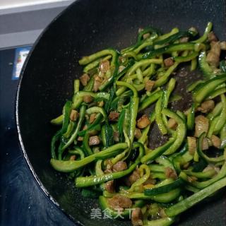 肉丁炒荷兰黄瓜的做法步骤：16