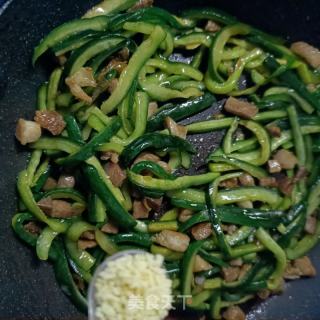 肉丁炒荷兰黄瓜的做法步骤：17