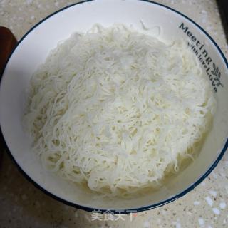 五花肉白菜炒米粉的做法步骤：1