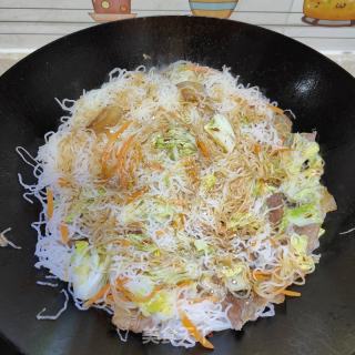 五花肉白菜炒米粉的做法步骤：10