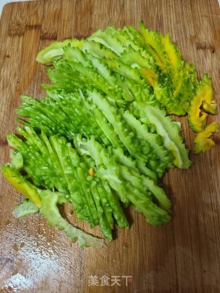 清炒苦瓜的做法步骤：2