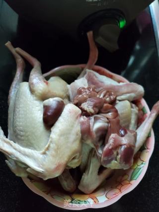 冰花梅酱焖鸽子的做法步骤：1