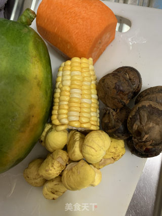 木瓜栗子玉米湯的做法步骤：1