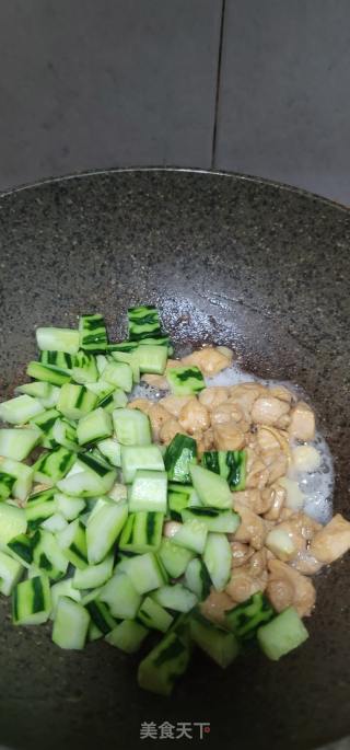青瓜炒肉丁的做法步骤：7