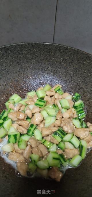青瓜炒肉丁的做法步骤：8