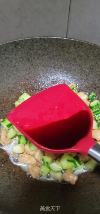 青瓜炒肉丁的做法步骤：9