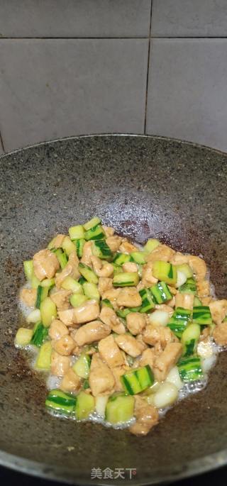 青瓜炒肉丁的做法步骤：10