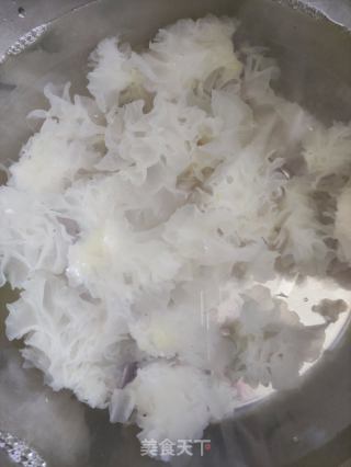 银耳百合鹌鹑蛋糖水的做法步骤：5