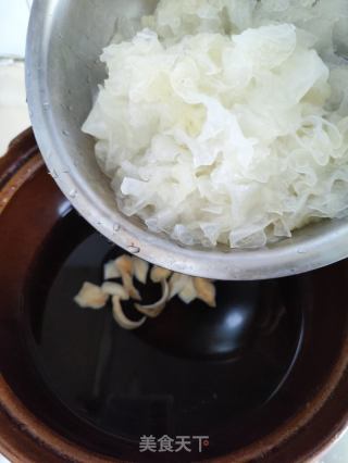 银耳百合鹌鹑蛋糖水的做法步骤：7