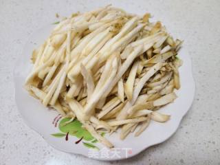 茄子丝炒青椒的做法步骤：1