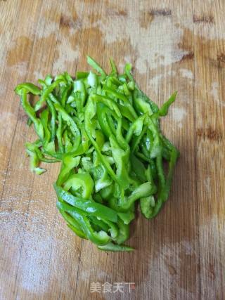 茄子丝炒青椒的做法步骤：2