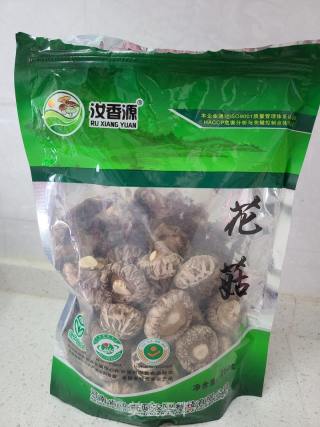花菇青椒炒肉丝的做法步骤：1