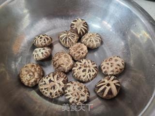 花菇青椒炒肉丝的做法步骤：2