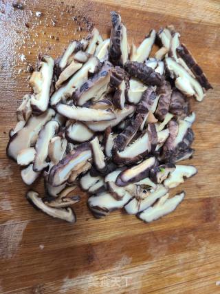 花菇青椒炒肉丝的做法步骤：4