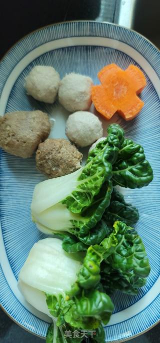 丸子煮竹升鸡蛋面的做法步骤：1