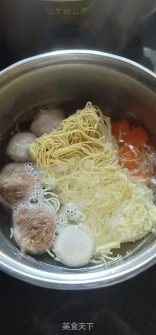 丸子煮竹升鸡蛋面的做法步骤：4