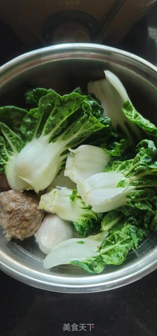 丸子煮竹升鸡蛋面的做法步骤：5