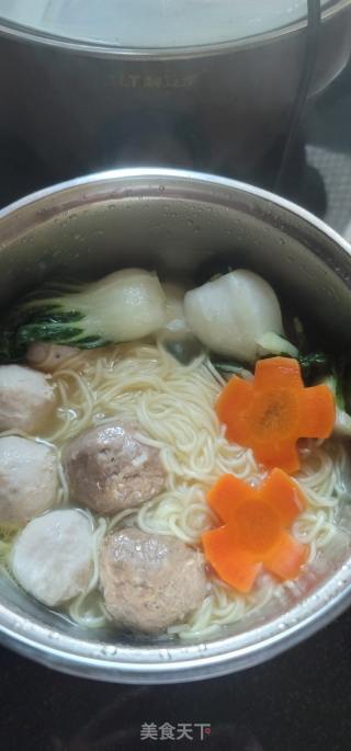 丸子煮竹升鸡蛋面的做法步骤：6