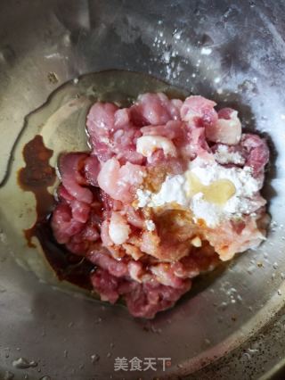 紫苏肉丝炒白瓜的做法步骤：2