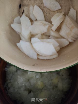 雪梨银耳汤的做法步骤：5