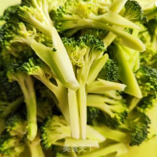 蒜蓉西兰花的做法步骤：1