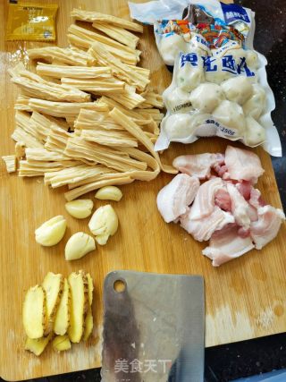 鱼丸杂菜煲的做法步骤：1