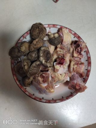 啤酒香菇焖鸡肉的做法步骤：1