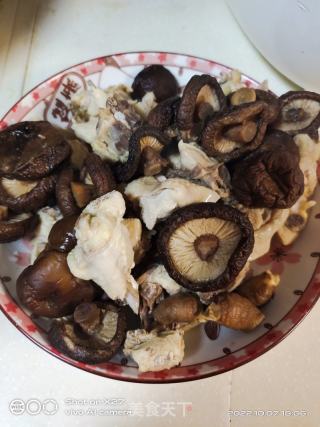 啤酒香菇焖鸡肉的做法步骤：3